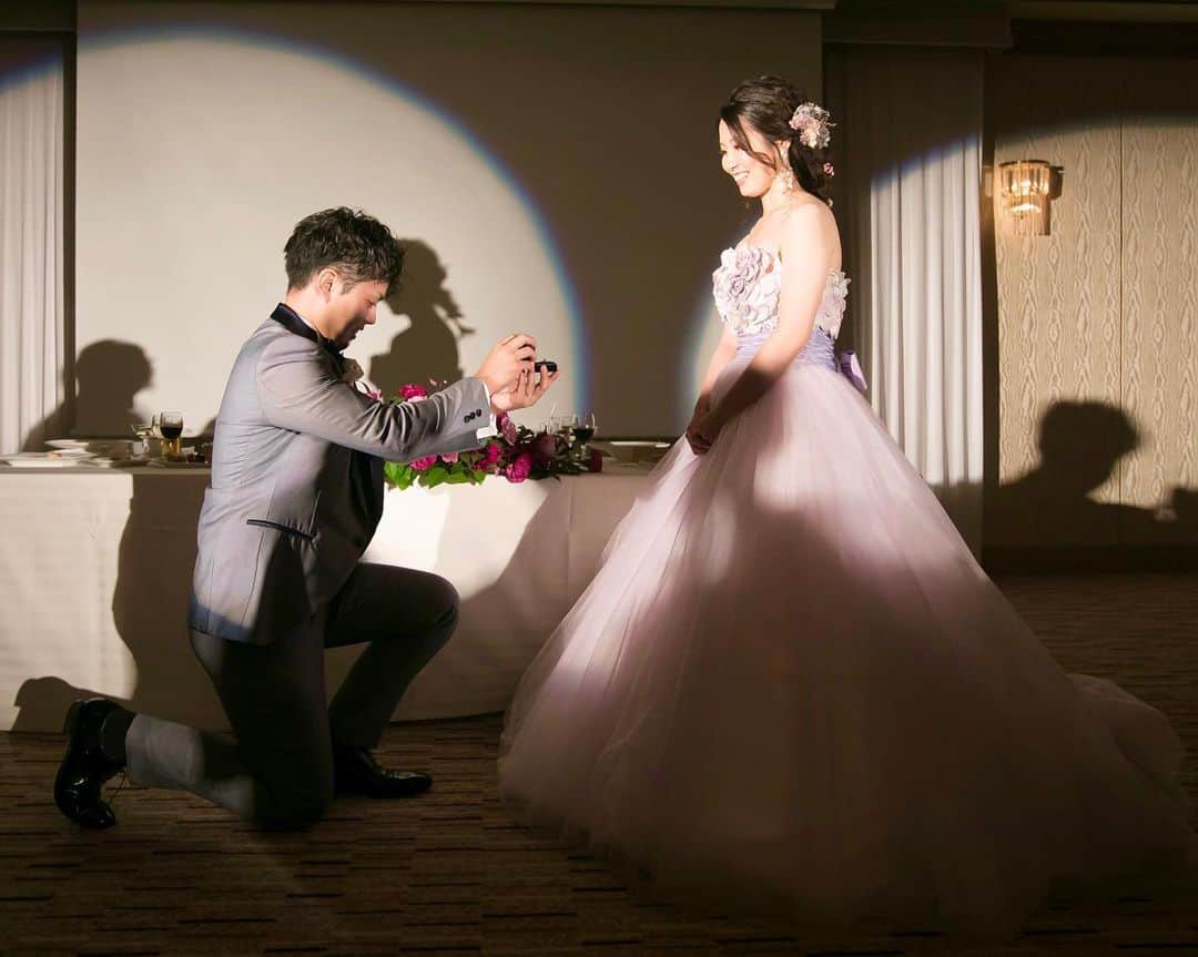 スマ婚/オフィシャルアカウントのインスタグラム：「ご披露宴で新婦さまに#プロポーズ の#サプライズ ✨ スポットライトがおふたりを照らして ロマンチックな雰囲気に…🏰💓  大切な瞬間をお写真でも残せるので ご結婚式でのサプライズはとてもおすすめです☺  サプライズのドキドキワクワクを思い返せるように カメラマンがしっかりと撮影させていただきます📸💡  －－－－－－－－－－－－－－－－－－ どうしてスマ婚を選んだの？ スマ婚のメリットは？ プランに含まれている内容で十分だった？ …など、 #スマ婚花嫁 さまにインタビューして 【ウェディングレポート】を作成しております📋 @smakon_official  プロフィールTOPのURL→ウェディングレポート にてご覧ください💡 －－－－－－－－－－－－－－－－－－  #スマ婚 #結婚式 #プレ花嫁 #式場探し #プレ花嫁準備 #結婚式準備 #披露宴演出 #結婚式場選び #プレ花嫁さんと繋がりたい #全国の花嫁さんと繋がりたい #2020秋婚 #2020冬婚 #2021春婚 #2021夏婚 #2021秋婚 #関東花嫁 #東海花嫁 #関西花嫁 #九州花嫁 #大阪花嫁 #スマ婚花嫁 #スマ婚レポ #卒花嫁レポ #結婚式準備レポ #卒花レポ #カラードレス #結婚式サプライズ」