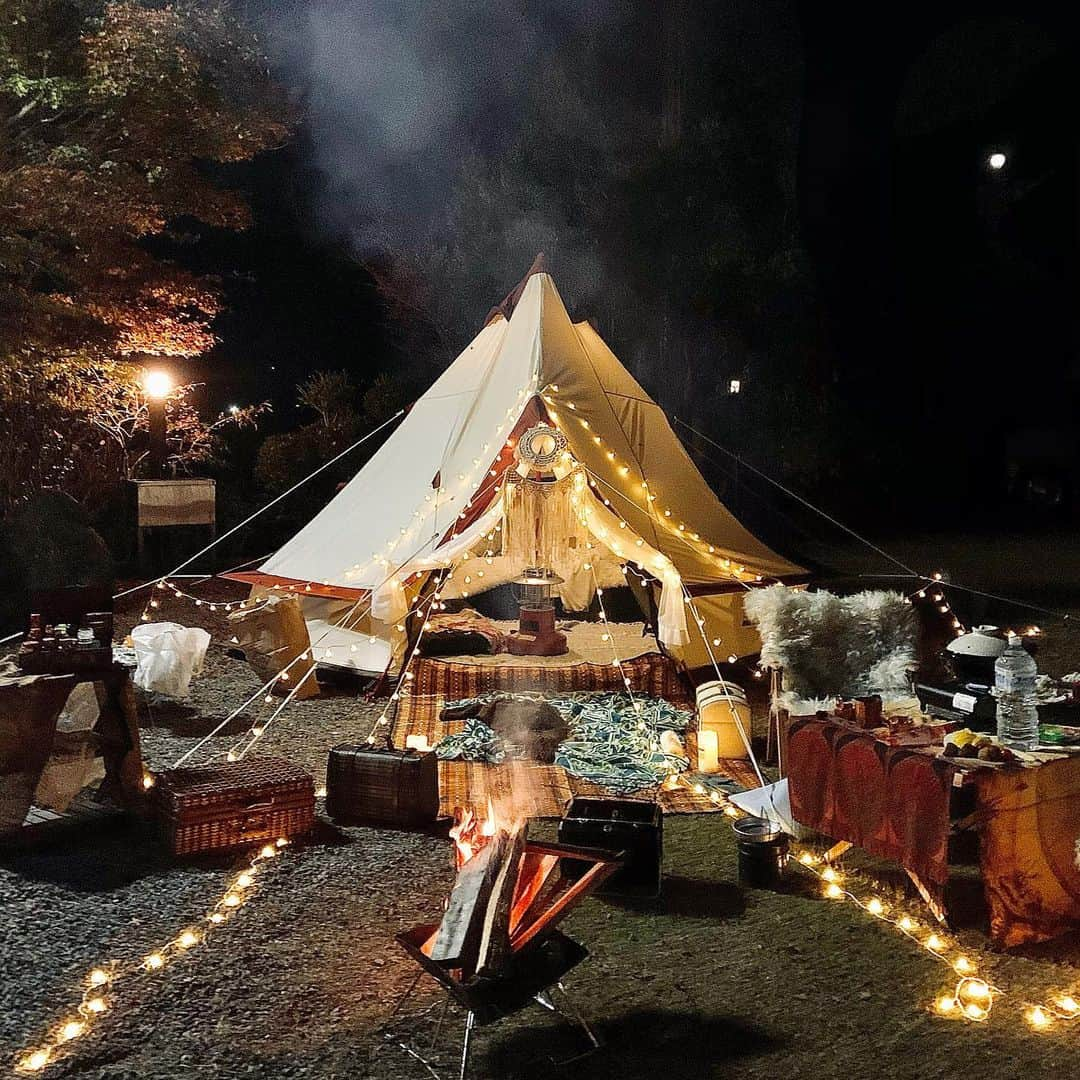 チアコマさんのインスタグラム写真 - (チアコマInstagram)「はじめての女子だけキャンプ🏕❤️﻿ @mais07150 と　@micmofmof ﻿ と 三人で徳島まで行ってきました♡ 3人で設営楽しかった❤︎ ﻿ ﻿ 2人はキャンプ事態が初やったので﻿ ガッツリハマって帰りましたw﻿ 次までにトンカチ🔨と斧🪓買ってくるとかゆうてたww﻿ ﻿ レイヤーあるあるで﻿ テントの張り方のカタチとかこだわり始めて﻿ コスプレする予定やったけど﻿ コスプレは次回に持ち越しっ❤️﻿ ﻿ ってことで﻿ 盛大なキャンプの練習を﻿ 徳島まで行ってしてきましたよー🧚🏼‍♀️🏕❤️﻿ ﻿ #bohemiancamp #ベルテント　#bohostyle #ボヘミアンキャンプ　#女子キャンプ #女子キャンパー　#キャンプ女子 #キャンプ初心者 #キャンプ好きな人と繋がりたい #キャンプ用品 #オシャレキャンプ　#ゆるキャン　#おしゃれキャンプ #女子キャンパーと繋がりたい」12月1日 17時52分 - chia_koma