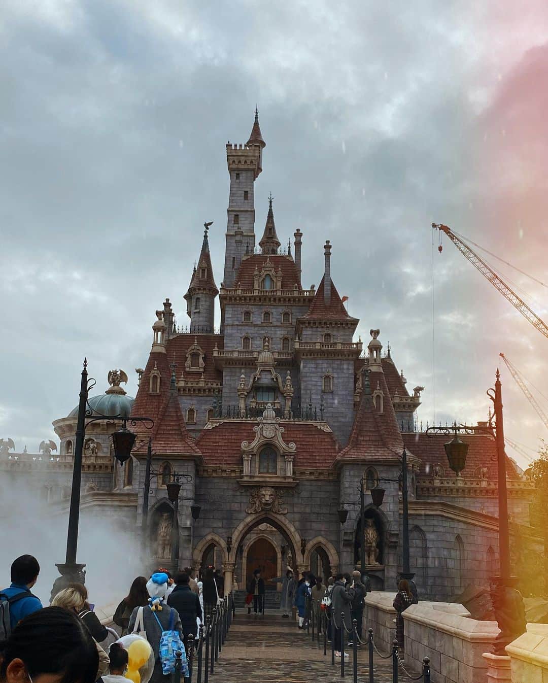 堀舞紀のインスタグラム：「🏰 . . . どーやって？ 何もって？ バギーは？ おやつは？ 服装は？？？ . . . 子供つれて 遠出するのって 色んなハプニングに対応できるように準備してかなくちゃいけなくて 本当に頭使うよね、、、 . . . それでも チビ達もすこーしずつ 成長してきたので ミッションコンプリート😂 . . . 大人も子供も 素敵な空間に心躍る１日になりました ❤️ . . 私からのお誕生日プレゼントは "Disney" にしました。 . . 雨で延期したから 少し遅くなっちゃったけど 5歳のお誕生日おめでとう🎈 . . . これからも 豊かな心を持って のびのびと大きくなって いってね👧🏽 . #cannyO  . . #tdl #tokyodisneyland  #東京ディズニーランド #夢の国 #美女と野獣エリア #誕生日は大好きな仲間と」