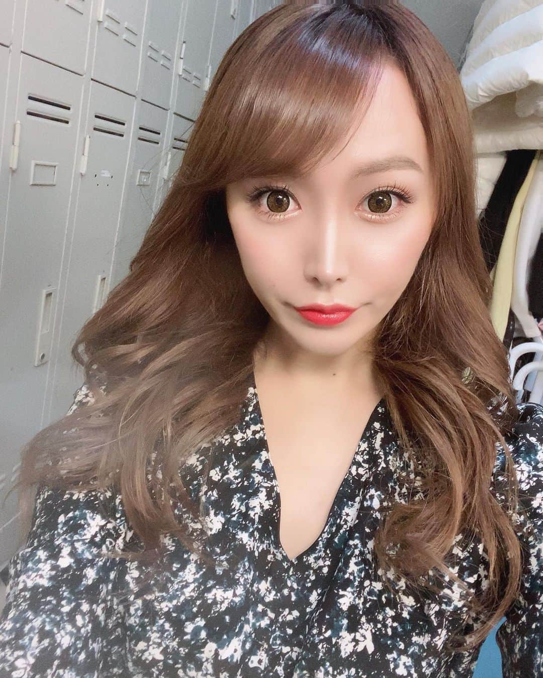 ゆうかのインスタグラム：「１２月だっ🥰❤️ 誕生日月なので、、、🍾🍾🍾 #東京#新宿#歌舞伎座#キャバ嬢#キャバクラ#アジアン#アジアンクラブ」
