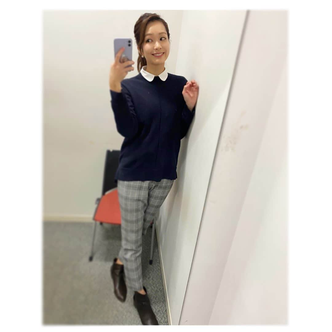 下村彩里さんのインスタグラム写真 - (下村彩里Instagram)「#衣装 x #和の景色 シリーズ🍵  1.4.6枚目 コート:#amaca 上下:#amaca マフラー:#ropepicnic 🧣💕❄️ (ヘンテコなマフラーの巻き方をしたのは私...勉強します....🤭🙇‍♂️)  昨夜は#八王子駅 からお伝えしました🍃  内陸のため この時期朝晩は特に 気温が低くなる八王子。  私も今季初めて #マフラー をぐるぐる巻きにして お伝えしました🧣  今日から12月🎄 より一層寒くなってきますので 体調に気をつけてお過ごしください☕️  #鼻水が止まらない #中継 #３枚目 は #スタッフの方がくれた #カイロ  #感謝 🥲です #２枚目 は #大好きな #お抹茶 と #今年ならではの #あまびえ 饅頭 #😋 #疫病除けの妖怪🧐？  #下村彩里#テレビ朝日アナウンサー#テレビ朝日#アナウンサー#アナウンサー衣装#和菓子#松#もみじ#anchor#costume#japanesefashion」12月1日 18時05分 - sairi.shimomura_ex