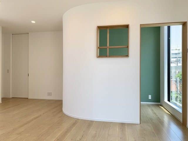 グッドルームさんのインスタグラム写真 - (グッドルームInstagram)「弧を描いた壁に可愛い格子窓も。  東京 #清澄白河 1LDK 59.29㎡  ▼落ち着く場所って  ----------------------  今回のお部屋は一つ一つ間取りや デザインが異なったお部屋。  なんといっても、階段前には 小さなテーブルがついてるんですよ。 ここにイスを置いて本を読んだり ちょっとした作業スペースとしても。  後ろは大きなFIX窓となっているので光も 入り昼間は明るいんですよ。 つい、昼寝もしちゃいそうだな〜  そして、明るいグリーンのアクセントクロスに 可愛い格子窓も。 お花や絵などを飾ったりするのもいいですね！  なんだか、外のような内のような 曖昧な空間が意外と落ち着いたり する時もありますよね。  リビングも東西に窓がたくさん◯ キッチンも3口コンロでグリル付。 友達を呼んでホームパーティーをして 楽しんだりしちゃいましょう。  ※写真と文章は前回募集時のものです  ・⁠ こちらの物件は実際に住めるお部屋です。詳細はストーリー、ハイライトにて！⁠ ・⁠ こだわりのお部屋探しは、@goodroom_jp から URLをチェック！⁣⁣⁣⁣⁣⁣⁣⁣⁣⠀⁣⠀⁠ ・⠀⁠ ※最新のお家賃につきましては、リンク先物件ページからご確認ください。⁠ ⁠・⁠ #tokyo #goodroom #interiordesign #decoration  #myhome #homedesign #interiordecor #urbanlife #apartment  #生活 #お部屋探し #日々の暮らし #引っ越し #賃貸 #丁寧な暮らし #暮らしを整える #お洒落な暮らし #理想の空間 #間取り図 #シンプルな暮らし #東京 #東京賃貸 #2人暮らし #二人暮らし #1LDK #1LDK賃貸 #ペット可 #ファミリー暮らし #ナチュラル空間」12月1日 18時00分 - goodroom_jp
