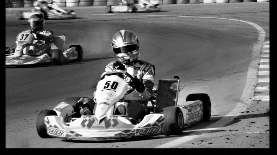 マーカス・エリクソンのインスタグラム：「Här är jag år 2006 i Garda, Italien. Bilden är tagen precis efter jag vunnit en av världens största tävlingar i gokart. Jag har alltid drömt om att bli Racing förare. Men tyvärr får inte alla barn chansen att följa sina drömmar. Och det vill jag ändra på! Därför kommer jag swischa antalet kalorier jag bränner under min träning idag under #givingtuesday till Barncancerfonden. Jag uppmanar er att göra detsamma! Räkna antalet kalorier, lyft på gymmet, minuter i löpspåret eller vad du vill/känner för. Och sedan swischar du till 123 105 89 73 Tillsammans tränar vi för att alla barn ska få chansen att följa sina drömmar! Dessutom dubblar @bauhaussverige den summan som vi tillsammans samlar ihop (upp till 1 000 000 kr) Grymt initiativ @bauhaussverige 💪🏻💯 #ME8 @barncancerfonden 💪🏻❤️」