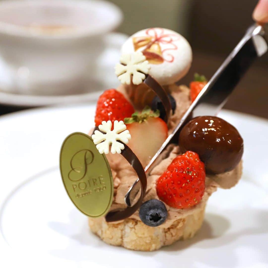 のインスタグラム：「.  .  POIRE  @poire.jp   いちごに 栗(しかも2種🥺)、 12月のスペシャリテ "ノエル"の味覚的情報量の多さに 嬉しい戸惑い...🤤  うきうきしながら 執り行いました 入刀の儀。  #ブッシュドノエル #japanesesweets #poire#osakalunch #osaka#osakasweets」