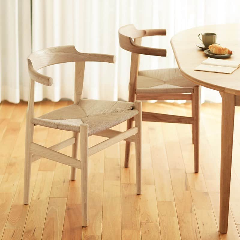 Re:CENO（リセノ）さんのインスタグラム写真 - (Re:CENO（リセノ）Instagram)「・ 北欧家具の巨匠ハンス・J・ウェグナーによって デザインされたダイニングチェアー「PP68」。 ・ 世界中で愛され続けているチェアーなので どこかで見かけた方もいらっしゃるのではないでしょうか？ ・ 別名"The Last dining chair"と呼ばれ、 生涯で500種類以上ものチェアーを手掛けた彼の まさに集大成と言えるもの。 ・ やわらかな曲線を描いたフレームには、 白い木肌を活かしたソープ仕上げと 落ち着いた風合いのオイル仕上げが施されています。 ・ 座面にはペーパーコードを使用し、 座るほどに、やさしく体に馴染むチェアーに。 ・ 時が経つにつれ、味わい深く変化するので 「自分だけのチェアー」を育てるのも、 楽しみの一つですね＾＾ ・ そして実は、背もたれが テーブルの天板にひっかけられるので お掃除のときも楽ちんなんです◎ ・ こういった日常への細やかな配慮が ウェグナーのデザインの魅力とも言えます。 ・ 彼の集大成でもある「PP68」の使い心地を、 ぜひお楽しみ下さい。 ・ #リセノ #インテリア #インテリアコーディネート #京都 #インテリアショップ #家具 #家具選び #チェア #チェアー #ダイニングチェア #ダイニング #食卓 #北欧家具 #名作家具 #ナチュラルヴィンテージ #PP68 #ハンスウェグナー #家族の時間 #おうちづくり #引っ越し #暮らし #暮らしを楽しむ #暮らしを整える #模様替え #receno #interior #interiorstyling #furniture #chair #naturalvintage」12月1日 18時03分 - receno.interior