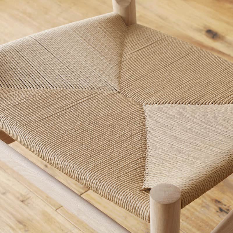 Re:CENO（リセノ）さんのインスタグラム写真 - (Re:CENO（リセノ）Instagram)「・ 北欧家具の巨匠ハンス・J・ウェグナーによって デザインされたダイニングチェアー「PP68」。 ・ 世界中で愛され続けているチェアーなので どこかで見かけた方もいらっしゃるのではないでしょうか？ ・ 別名"The Last dining chair"と呼ばれ、 生涯で500種類以上ものチェアーを手掛けた彼の まさに集大成と言えるもの。 ・ やわらかな曲線を描いたフレームには、 白い木肌を活かしたソープ仕上げと 落ち着いた風合いのオイル仕上げが施されています。 ・ 座面にはペーパーコードを使用し、 座るほどに、やさしく体に馴染むチェアーに。 ・ 時が経つにつれ、味わい深く変化するので 「自分だけのチェアー」を育てるのも、 楽しみの一つですね＾＾ ・ そして実は、背もたれが テーブルの天板にひっかけられるので お掃除のときも楽ちんなんです◎ ・ こういった日常への細やかな配慮が ウェグナーのデザインの魅力とも言えます。 ・ 彼の集大成でもある「PP68」の使い心地を、 ぜひお楽しみ下さい。 ・ #リセノ #インテリア #インテリアコーディネート #京都 #インテリアショップ #家具 #家具選び #チェア #チェアー #ダイニングチェア #ダイニング #食卓 #北欧家具 #名作家具 #ナチュラルヴィンテージ #PP68 #ハンスウェグナー #家族の時間 #おうちづくり #引っ越し #暮らし #暮らしを楽しむ #暮らしを整える #模様替え #receno #interior #interiorstyling #furniture #chair #naturalvintage」12月1日 18時03分 - receno.interior