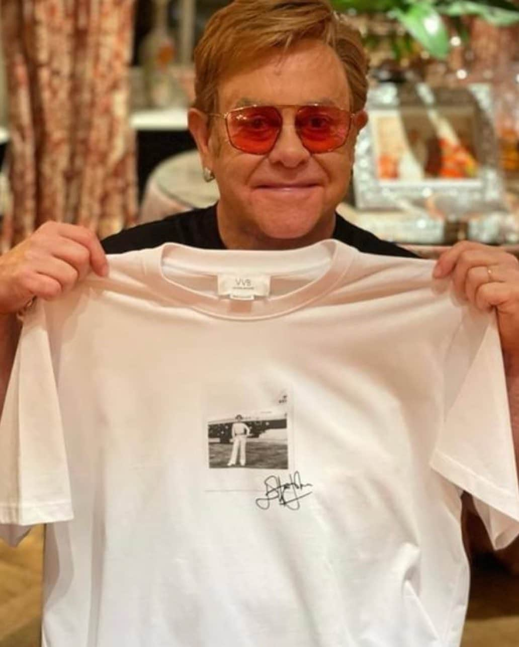 デビッド・ベッカムさんのインスタグラム写真 - (デビッド・ベッカムInstagram)「28 years ago my dear friend @EltonJohn founded @ejaf to help people living with or at risk of HIV. As patrons of the foundation @VictoriaBeckham and I are so inspired by the incredible work Elton and @DavidFurnish do and this year to celebrate #WorldAidsDay Victoria has designed a special t-shirt to raise funds.」12月1日 18時04分 - davidbeckham