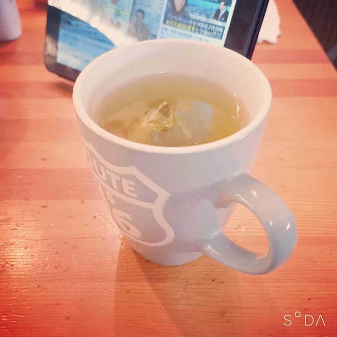 松本隆博のインスタグラム：「。 あまりにしつこいので 24時間だけKazeをひいて あげました。 仕方がないので、 昨日1日寝てあげました。  …突然の高熱で、でも食べ物 が、、焼肉しかなく苦労 したけれどまぁ絶食で気分 すっきりだよ(˙◁˙)。  僕は不思議なことに14年間2千回 の仕事で1度も休んだことない。 そして突然の休暇が出来ると そこで寝込む…(笑) 7年前は突然の仕事キャンセルで 穴の空いた一週間の休み。 それができたとてん、 インフルエンザ になりちょうどその一週間で完治。  今回も突然のイベントキャンセル が続き、突然の熱が出ると。 でもここ数年、どれだけ熱が 出ても、24時間で復活する、 不滅の松本隆博なんだよ。  完全復活、今日も少し収録 してきます！ 寒空バイクツーリング！… は流石に数日は止めときます。  ～人生遊歩道～」
