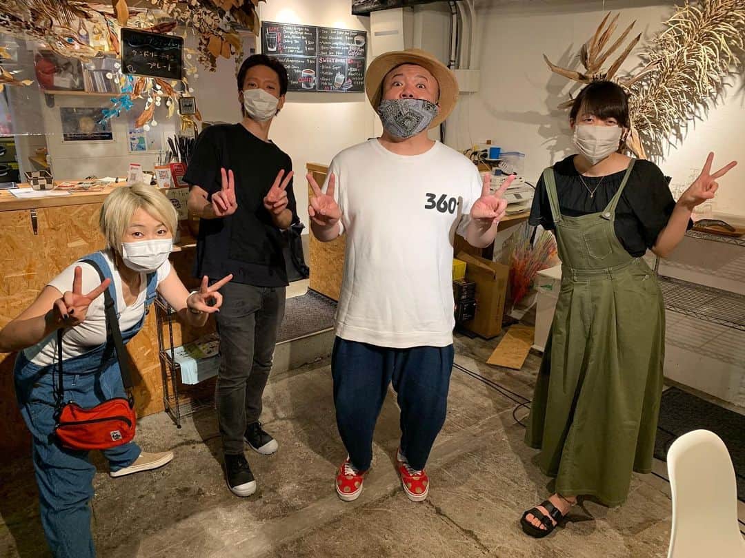 HIPPYのインスタグラム：「今年の夏に発表させていただいた楽曲 日々のハーモニー  作詞は 14年前から語り部の会を始められ ［元 広島商の４番］大好きな先輩で今は亡き 冨恵 洋次郎さん  広島市の被爆伝承事業で ヒロシマのことを学ばせていただいてる 岡田恵美子さんの体験されたお話を元に 歌詞をまとめさせていただき  作曲は 自分の音楽人生に欠かせない存在で 音楽はもちろん博学で引き出し王 以前、語り部の会にも参加してくれました 浜崎 快声さん  ピアノは 愛らしい人柄で いつも素晴らしい演奏と表情で涙がこぼれそうになります 数々のテーマ曲も手がけるアーティスト はらかなこさん  コーラスを担当してくれたのは 今回パーカッションも担当してくれる 若森さちこさん（8月6日生まれ） とにかくかっこいいんだ♪さらっとすげーことしてくれるんだ この時期だから出会いこの時期だからご一緒できたのかなって思うくらい サッチンとのご縁 めちゃんこ感慨深いし心から感謝す  映像は素晴らしい動画クリエイターで 現役大学生でもある Tatsutomi Kohei 若き才能と交えることができて本当によかったしおかげでさらに素晴らしいものになったね♪  出会いが織りなす［日々のハーモニー］ このメンバーで広島の景色の中から奏でるこの曲を 是非ともあなたに見ていただきたいです  2020/12/3（木）18:30〜 HIROSHIMA 75TH PEACE LIVE HIPPY YouTubeチャンネル［ひぴ動］にて生配信」