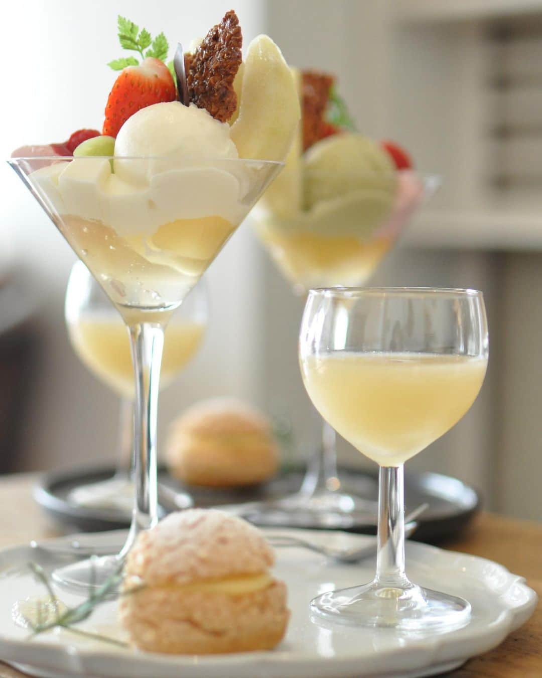 のインスタグラム：「2020.12.1 + だいぶ前の パフェ日和な日に @natsu_sora_cafe  さんへ 美味しい美味しい パフェを食べに 行ってきました。 この美しさに 惚れ惚れ❤︎ ・ やーっと出かけらると 予定を立てたのに また… 大人しくしていなさいと 言うことね^^; ・ 今日から12月。 ここから2ヶ月ちょっと 気持ちにも余裕がないので しばらくの間 コメントをおやすみします。 ・ #夏空#パフェ#名古屋カフェ #八事カフェ#カフェ巡り #sweets」