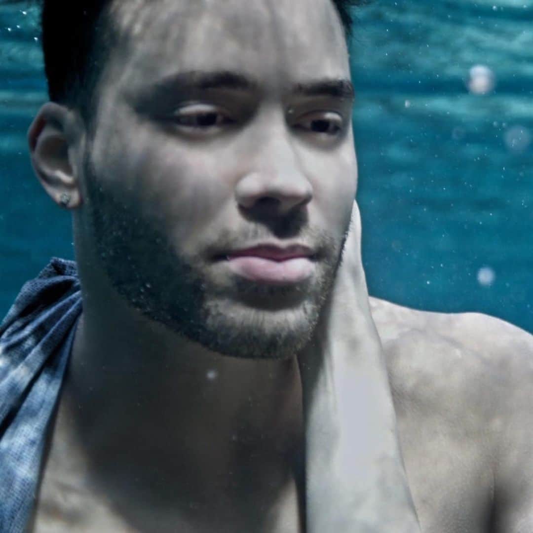 Vevoさんのインスタグラム写真 - (VevoInstagram)「@princeroyce invites us under the sea for his new video "Es Muy Tarde" 🥽 More on @somosvevo 🔥 ⠀⠀⠀⠀⠀⠀⠀⠀⠀ ▶️[Link in bio] #PrinceRoyce #EsMuyTarde #AlterEgo」12月1日 9時24分 - vevo