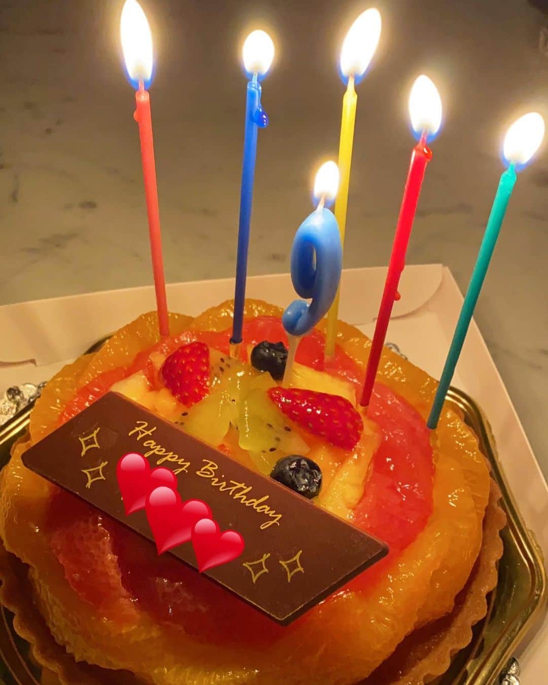 春香さんのインスタグラム写真 - (春香Instagram)「娘が9歳になりました😊  リクエストのフルーツタルトでお祝い💐  これからも健康に成長してくれる事を願うばかりです😊  #birthday #birthdaycake #子どもの成長」12月1日 9時26分 - haruka__official