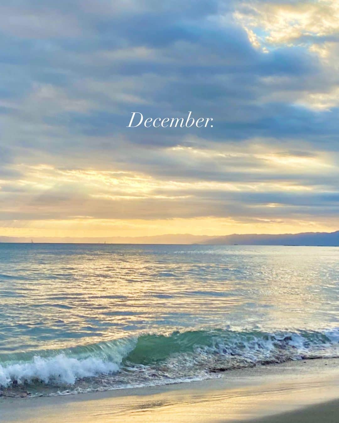 Fushimi natsukiさんのインスタグラム写真 - (Fushimi natsukiInstagram)「December 🎄  今日から12月〜はやい〜 今年はあっという間に終わっていく。 この1ヶ月、31日間しっかり時間を大切に使っていこうっと⏳⌛️⏳  #December#12月 #七里ヶ浜#夕焼け #夕陽 #ふしみ空」12月1日 9時27分 - fusshan