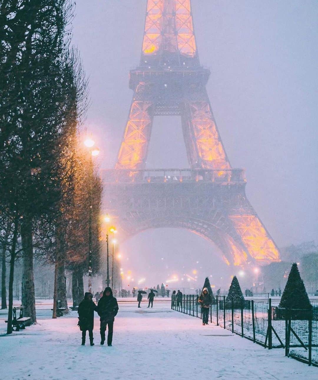 Style Fashion Luxuryのインスタグラム：「Winter in Paris 😍 @luxurylifestylemagazine   Tag someone you would take here!   Check out more @luxurylifestylemagazine   By: @wonguy974, @luxurylifestyletravels」