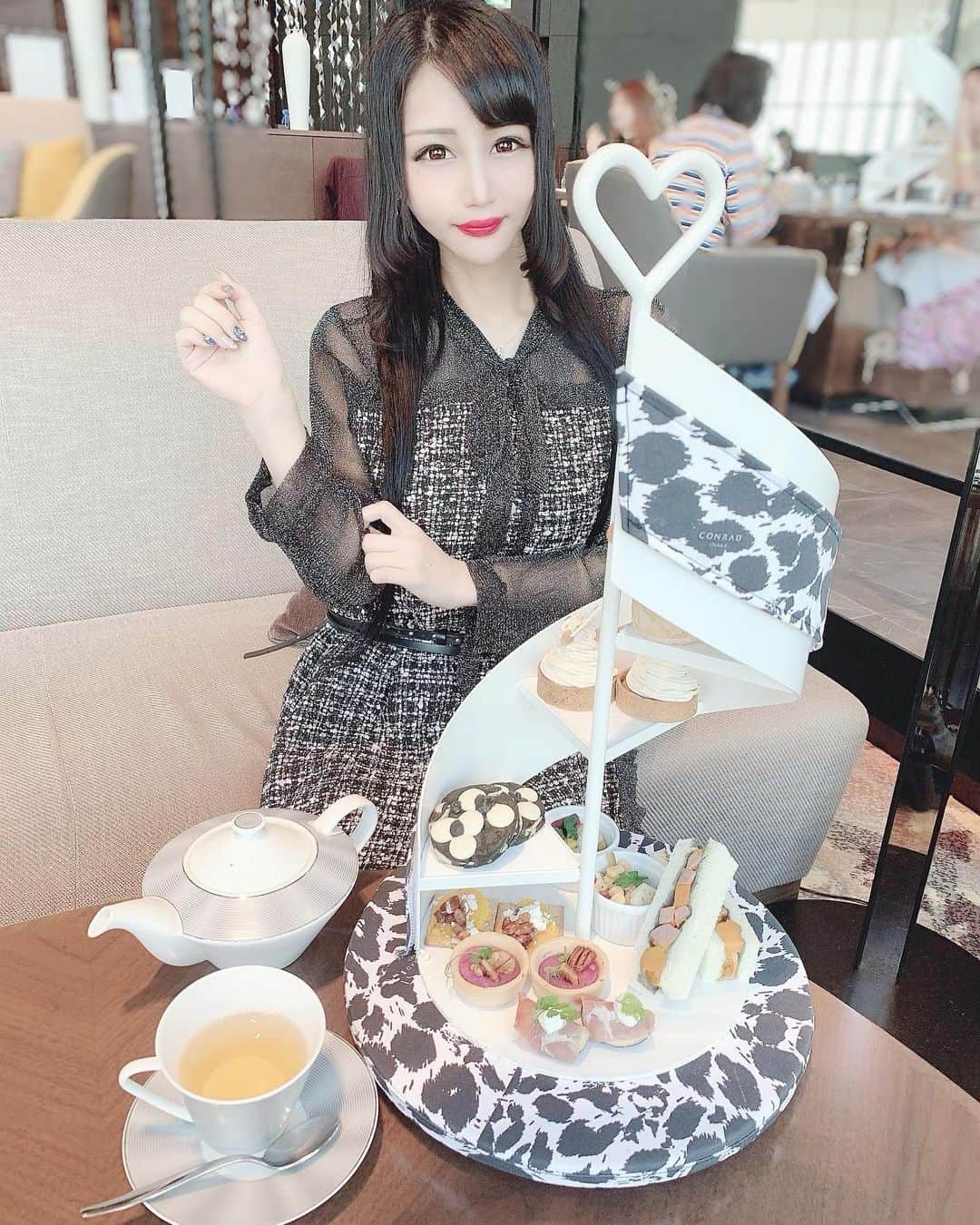 向日葵めいのインスタグラム：「#🍰#🍴#🖤#🤍#🐆  美味しかた♡ モノクロアイテム持ってたら 🧸💙さん貰えた👐  #コンラッド大阪#コンラッド大阪アフタヌーンティー#モノクロレオパードアフタヌーンティー#大阪アフタヌーンティー#ビジョビジョ」