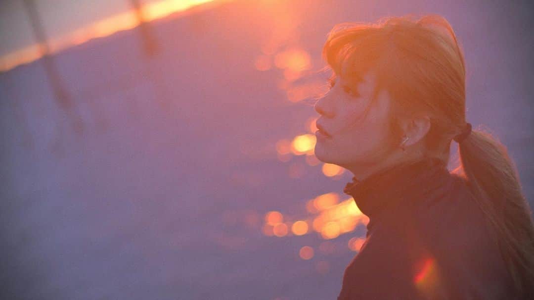 旭桃果のインスタグラム：「Photo by 佐々木勝己 2020.11  「明けない夜がありました」  Twitterフォローお願いします リンクはプロフィールより  https://twitter.com/and0sue?s=21  #tokyo  #findmytokyo  #autumn  #vision_plus_  #tokyocameraclub ﻿ #bestjapanpics ﻿ #igersjp﻿ #team_jp_﻿ #art_of_japan_ ﻿ #2_fineart ﻿ #spluscameraclub ﻿ #Nipponpic ﻿ #lovers_nippon_portrait﻿ #good_portraits_world ﻿ #jp_portrait部﻿ #jp_mood﻿ #tokai_camera_club ﻿ #hueart_life ﻿ #bestphoto_japan ﻿ #daily_photo_jpn ﻿ #photo_life_best ﻿ #ポトレ撮影隊 ﻿ #todays_blue_collection  #tokai_camera_club  #幸せな瞬間をもっと世界に ﻿ #物語を紡ぐ  #その瞬間に物語を  #儚くて何処か愛おしい様な  #何処までも淡く儚く  #season_girls_collection」