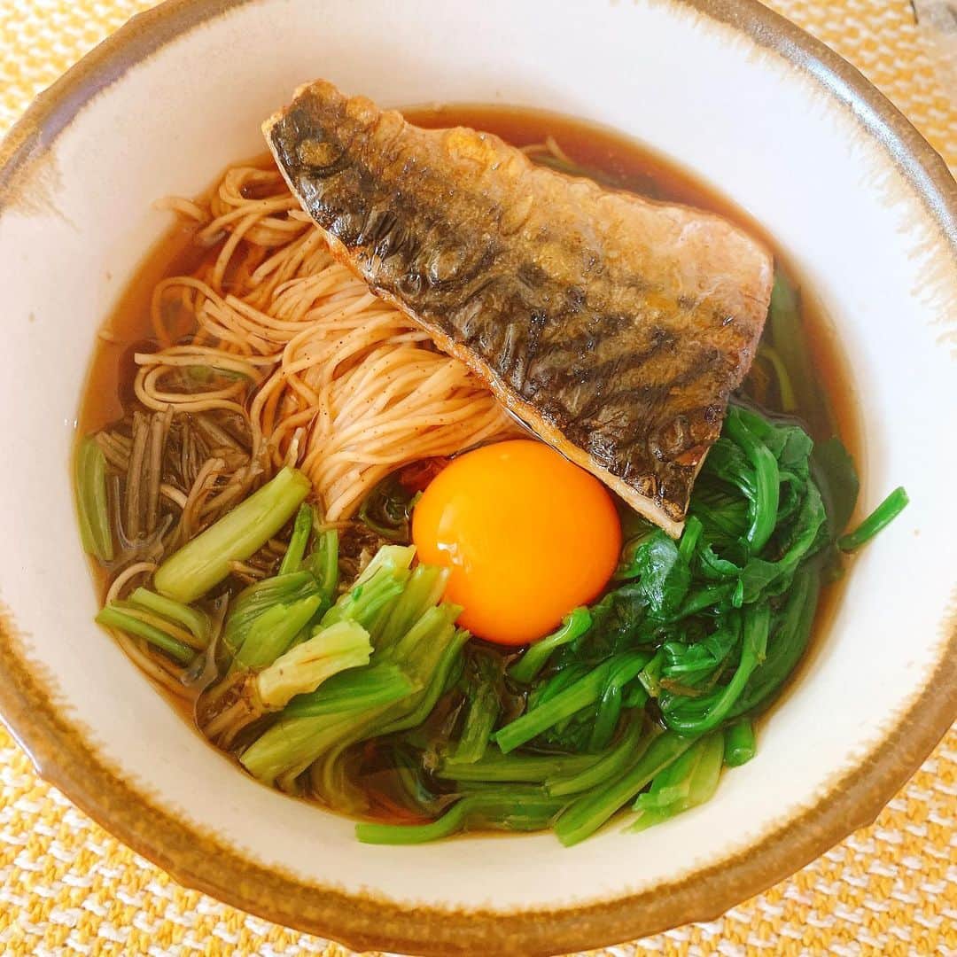谷口菜津子のインスタグラム：「朝飯 ・ ・ セリと鯖の海老麺 ・ ・ ダイエット油断してる。 ・ ・ #朝飯」