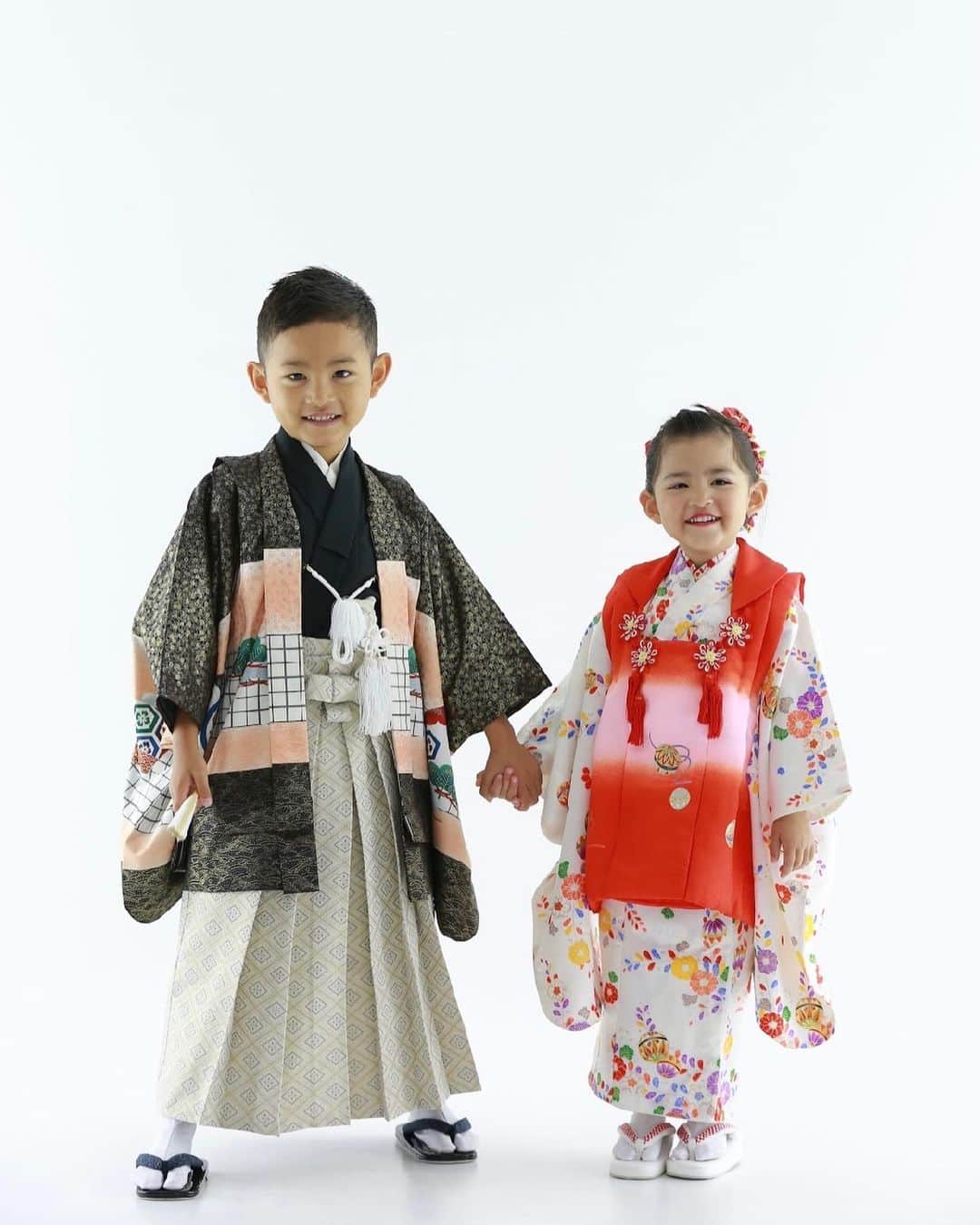 黒宮ニイナのインスタグラム：「先日、息子と娘の七五三撮影してきました☺️✨  子どもらしく元気にすくすく成長してる2人👦🏻👧🏻ケンカもよくするけど、本当に仲良しでお互い大好き❣️ 家の中がいつも騒がしいけど、ひとりっ子の私には微笑ましくもある2人の関係🥰  宝物たち💛💛💛 これからもそんな2人の成長を たくさんの愛で包み込んで見守っていきたいとしみじみと噛み締める朝🥺🤍  七五三の可愛い写真がたくさんあるので少しずつUPさせてください🥰  #七五三 #七五三撮影 #スタジオ撮影 #兄妹 #5歳男の子 #2歳女の子 #3歳差兄妹 #仲良し兄妹 #2児ママ #2人育児 #もうすぐ6歳男の子 #もうすぐ3歳女の子」