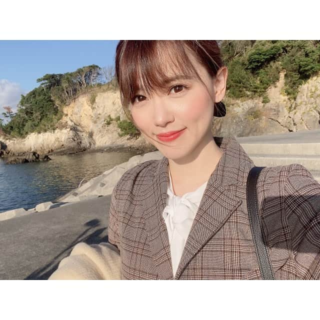 三島ゆかりさんのインスタグラム写真 - (三島ゆかりInstagram)「おはようございます🌞 今日もめちゃくちゃいいお天気でロケ日和です❣️ 朝日が眩しい伊勢湾？熊野灘？周辺の海🌊 昨日に引き続き、三重県にてロケスタート🍎✨ 久しぶりに極暖ヒートテックを着て寒さ対策バッチリ✌️のはずw😂 頑張りまーす💖💪 #朝日 #伊勢湾 #熊野灘 #海 #綺麗 #素敵な景色 #ロケ #お仕事 #頑張ります #三島ゆかり #ゆかりんご #情報解禁 #来年 #お楽しみに #チェックジャケット #極暖ヒートテック #寒さ対策 #instagood #instalike #instajapan #instafollow」12月1日 9時37分 - apple340