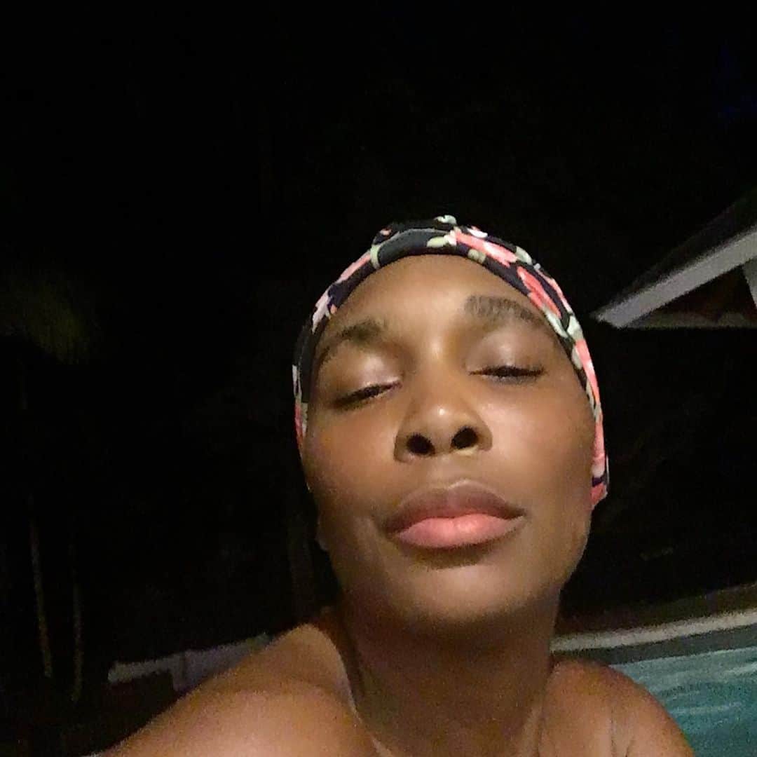 ビーナス・ウィリアムズのインスタグラム：「Night swim 🏊🏿‍♀️❤️❤️💦」