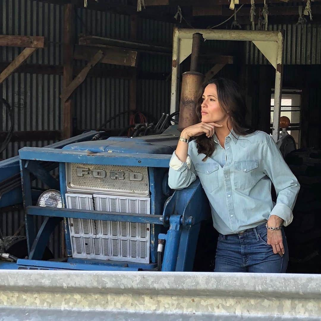 ジェニファー・ガーナーさんのインスタグラム写真 - (ジェニファー・ガーナーInstagram)「👩🏻‍🌾♥️🚜♥️👖」12月1日 9時46分 - jennifer.garner