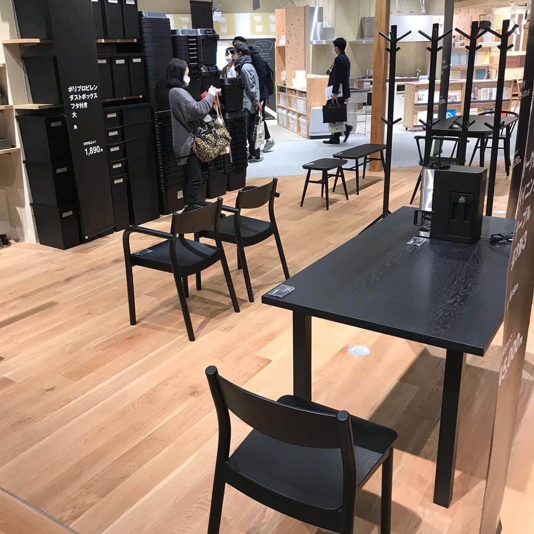 福田葉子さんのインスタグラム写真 - (福田葉子Instagram)「無印の家具に黒があったらなーと思ったことありませんか？無垢材ベンチも黒、テーブルや椅子も黒、有明店にあります。黒のコーナー圧巻でした。IDEEのコーナーもキリムやアートピースが素敵。マルニ木工の椅子も。無印プラスアルファの提案がとても良かったです。 #muji #black #無印良品東京有明 #無印良品　#無印　#無垢材ベンチ　#黒　#黒い家具　#有明店　#イデー　#マルニ木工」12月1日 9時49分 - yoyoyokoko