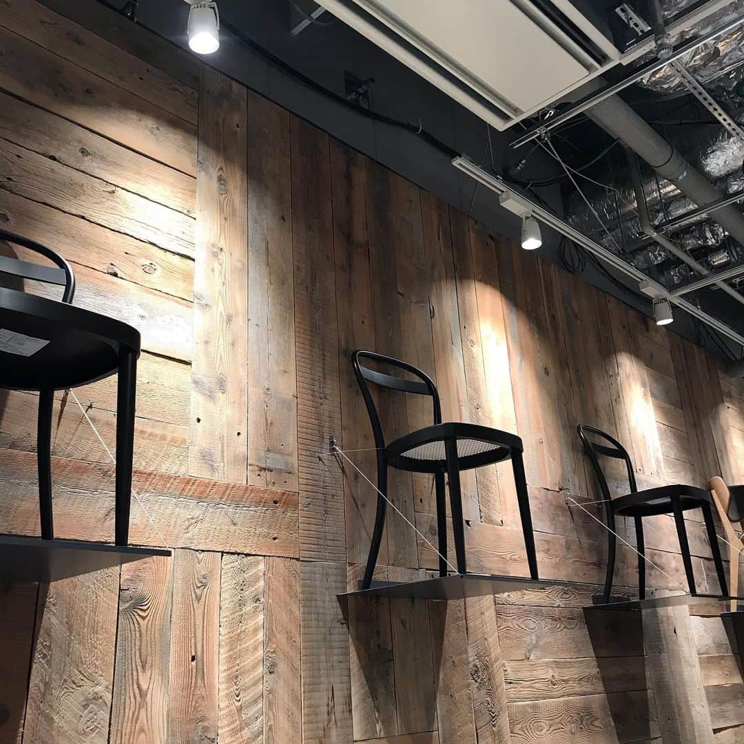 福田葉子さんのインスタグラム写真 - (福田葉子Instagram)「無印の家具に黒があったらなーと思ったことありませんか？無垢材ベンチも黒、テーブルや椅子も黒、有明店にあります。黒のコーナー圧巻でした。IDEEのコーナーもキリムやアートピースが素敵。マルニ木工の椅子も。無印プラスアルファの提案がとても良かったです。 #muji #black #無印良品東京有明 #無印良品　#無印　#無垢材ベンチ　#黒　#黒い家具　#有明店　#イデー　#マルニ木工」12月1日 9時49分 - yoyoyokoko