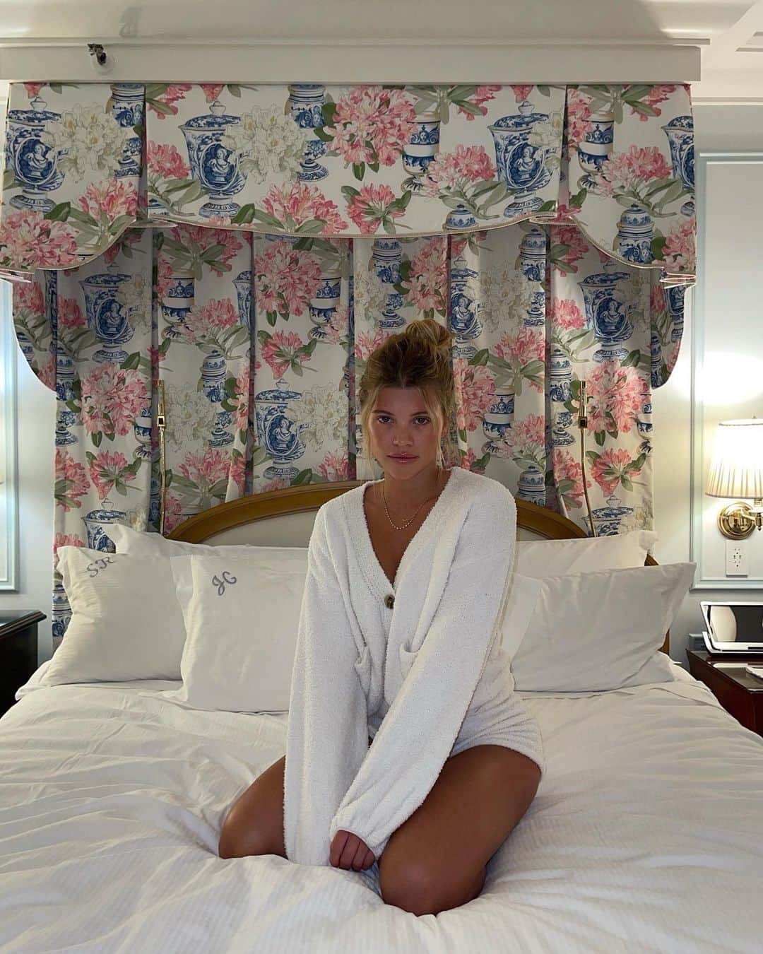 ソフィア・リッチーのインスタグラム：「Coziest ☁️ @prettylittlething #PLTPinkMonday #ad」