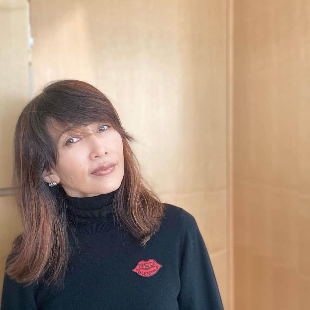 工藤静香さんのインスタグラム写真 - (工藤静香Instagram)「奥から引っ張り出したスカート。Junya Watanabe 嬉しい発見。  そして外出時は @maisonvalentino のケープと。 こうしたロープベルトが一本あるとワンピースなど色々使えて便利ですね。  この時期は本当にウィルスが入り易い💧💧💧💧💧 寒い🥶と感じる時間を短くと言うか、飲み物、食べ物などで体温を上げるように頑張りましょう。風邪など引きませんように。」12月1日 9時50分 - kudo_shizuka