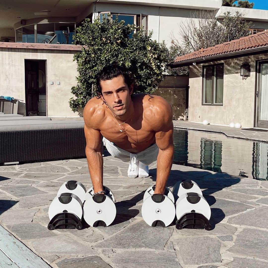 Steven Kellyのインスタグラム：「So thrilled to have gotten my hands on these adjustable, sleek and streamlined dumbbells from @_smrtft / (5-80lbs) Absolutely perfect for these home workouts especially with gyms being closed. Hands-down the best in the game! #ad」