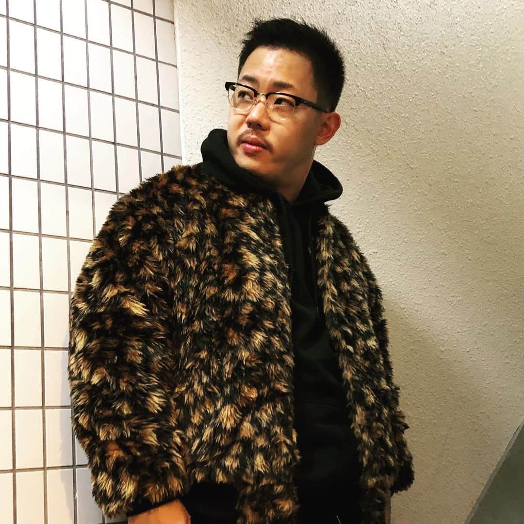 酒井尚のインスタグラム：「攻める冬、到来。 お母さんに撮ってもらいました。  #お洋服 #ヒョウ柄 #お母さん」