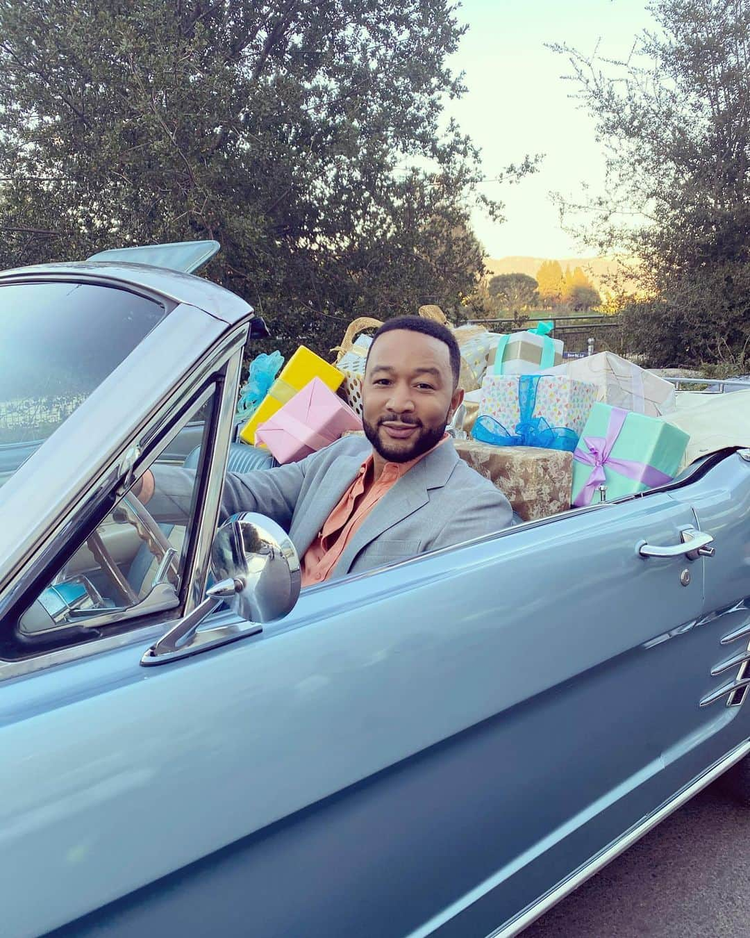 ジョン・レジェンドさんのインスタグラム写真 - (ジョン・レジェンドInstagram)「Pulled up to the #TheVoiceLives with a vintage Mustang to match my suit. You gotta coordinate!  We’re live now!  Watch and vote for #TeamLegend!!」12月1日 9時59分 - johnlegend