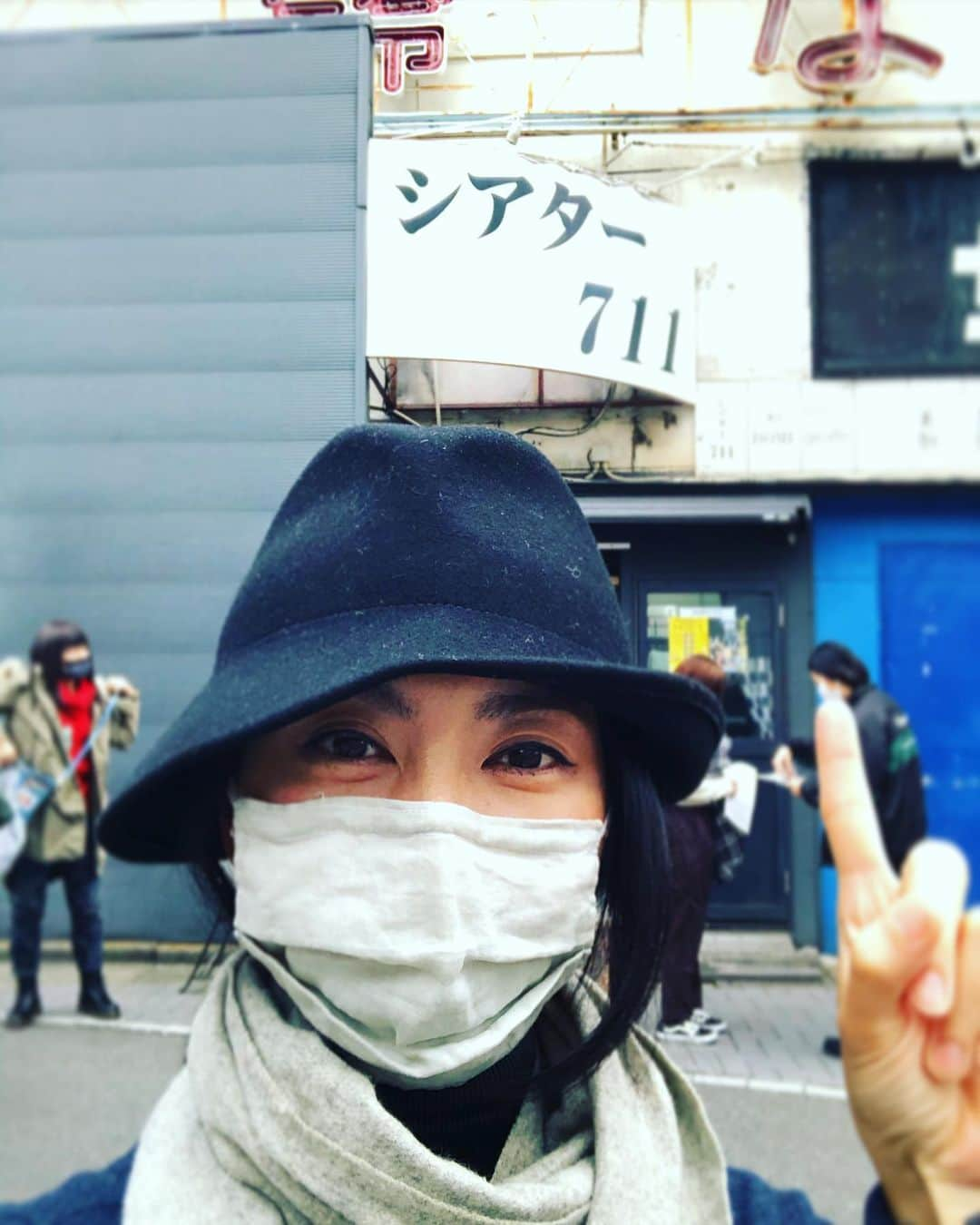 野村佑香のインスタグラム：「久々に、本当に久々に舞台の観劇に出かけました🏃‍♀️  下北沢にあるシアター711は、かつて私も立ったことのある所縁のある場所。 そこで、12月の13日までやっているのがgood morning No.5『ただやるだけ』  もうね、もう。 めちゃっくちゃカッコよかった‼️ 演劇って、舞台って『格好いい』  全力でやりきっているパワーを浴びました‼️  今、劇場に足を運ぶことをためらう気持ち分かるし、ありますが、舞台上で芝居を全力でやり切っているのと同じくらい全力で感染症対策、なさってました。役者さんスタッフの皆さん、頭下がります。  バカ笑いして、痺れました。  やっぱ、生で観るっていいな…帰り道しみじみジワジワ込み上げました。  今、出来ることを持てる力全てで“ただやるだけ”してる皆さんが眩しかったー✨  #クラウドファンディングもあるみたいですよ#それでも赤字なんだって#それでも#ただやるだけ#めっちゃかっこいい#生き様#下北沢#シアター711 #舞台#観劇」