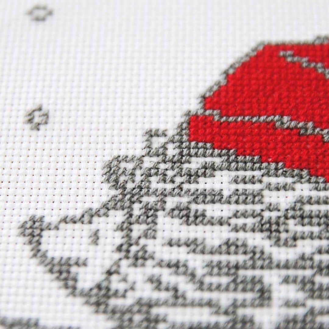 リサラーソンさんのインスタグラム写真 - (リサラーソンInstagram)「"今年はお家でクリスマス"⁠⠀ ⁠⠀ あっという間に12月ですね。この季節にぴったりな、クロスステッチびキットをご紹介です。⁠⠀ ⁠⠀ 完成したらインテリアとしてすぐ飾れるように、フレーム付きでお届けします。ラメ糸を効かせた雪の結晶も、きらきらクリスマス気分を盛り上げてくれます。刺しやすいサイズのマス目の14カウントです。⁠⠀ ⁠⠀ ⁠⠀ 商品名：⁠⠀ ・クリスマスのスペシャルクロスステッチキット（ハリネズミ三兄弟）⁠⠀ ・クリスマスのスペシャルクロスステッチキット（マイキー）⁠⠀ ⁠⠀ フレームサイズ：⁠⠀ 縦約18cm、横約43.5cm⁠⠀ ⁠⠀ ================⁠⠀⁠⠀⁠⠀⁠⠀ ➡️ご購入はプロフィールのリンクよりご覧いただけます。⁠⠀⁠⠀ ⁠ →@lisalarsonjp⁠⠀ ⁠⠀ ➡️TONKACHI STOREでもリサ・ラーソンの情報をお届けしております。⁠⠀⁠⠀⁠⠀ ぜひフォローしてくださいね。⁠⠀⁠⠀⁠⠀ →@tonkachi_store⁠⠀⁠⠀⁠⠀ ⁠⠀⁠⠀⁠⠀⁠⠀⁠⠀⁠⠀⁠⠀⁠⠀⁠⠀⁠⠀⁠⠀⁠⠀ ⁠⠀⁠⠀⁠⠀⁠⠀⁠⠀⁠⠀⁠⠀⁠⠀⁠⠀⁠⠀⁠⠀⁠⠀ #LisaLarson #リサラーソン #tonkachi #トンカチ #tonkachistore #トンカチストア #🔨#Sweden #スウェーデン #北欧 #北欧インテリア #北欧雑貨 #北欧ライフスタイル #ceramic #陶器 #陶芸家 #作家 #gift #ギフト #クチュリエ#クロスステッチ#クリスマスクロスステッチ#マイキーステッチ #おうちの時間 #お家」12月1日 10時02分 - lisalarsonjp