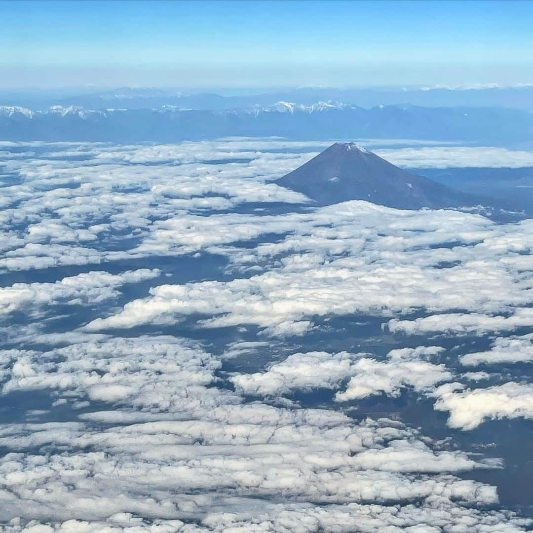 あっくんのインスタグラム：「久しぶりに 飛行機の中で感動した！ 雲海と富士山！ これぞ空の日本の景色！ 素晴らしすぎるっ！！！ #富士山  #日本 #雲海 #学びの旅」