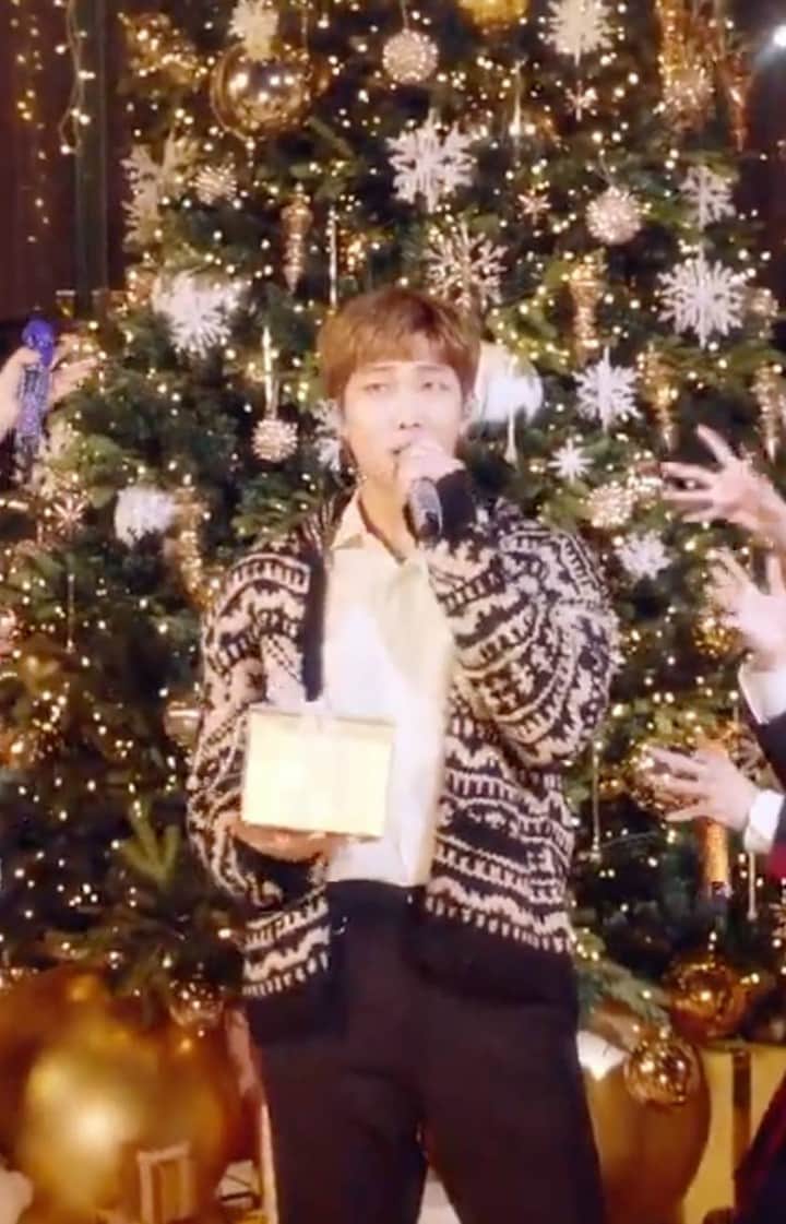 アメリカン・ブロードキャスティング・カンパニーのインスタグラム：「That was remarkable, @bts.bighitofficial! Thanks for coming to the #DisneyHolidaySingalong ❤️💫」