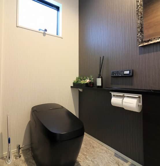西本ハウスのインスタグラム：「💙 【水まわり特集】  🚪Restroom 西区庚午北 NH様邸  【モデルハウス見学予約受付中🏠】 土日祝はもちろん平日でも色々なスタイルのモデルハウスをご見学いただけます😊🎈  場所:安佐南区山本新町（春日野）  イベント情報はこちら▼ @nishimoto_house ⇧プロフィールのURLよりご覧いただけます👀  #西本ハウス #広島県 #工務店 #ZEROCUBE #ゼロキューブ #グッドデザイン賞 #1000万円からはじめる家づくり #子育て世代の家  #子育て世代の家づくり #デザイン住宅  #デザイナーズ住宅 #新築一戸建て #マイホーム #新築マイホーム #注文住宅 #規格住宅 #家づくり #暮らしを楽しむ #セミオーダー住宅 #セミオーダー #セミオーダーハウス #広島建売 #建売 #分譲住宅 #分譲中 #広島分譲住宅」