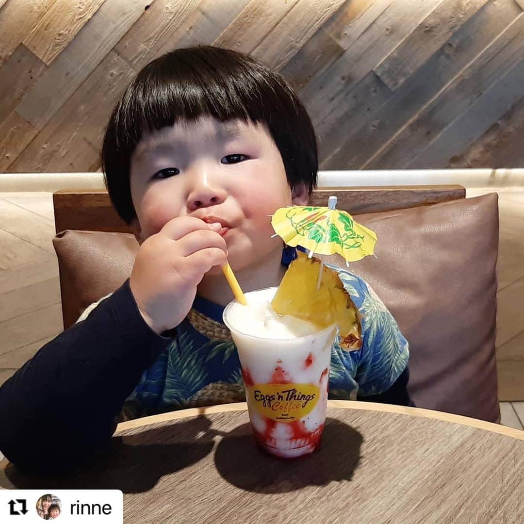 EGGS ’N THINGS JAPANのインスタグラム：「#Repost @rinne 様  ご来店頂きましてありがとうございます😊  また、可愛らしいお写真をご投稿頂きましてありがとうございます☀️🌈  ぜひ、また機会がございましたらEggs 'n Thingsでお過ごしください😆🏝  ------------- このあとすぐ、だいたいこぼした😇  アロハシャツを着て#エッグスンシングス に行くと、ドリンクがもらえる嬉しい企画。 もう12月が目前に迫るなか、サマー！なデザインのシャツを長袖に重ねて、張り切って伺いました。  ドリンクは4種類のハワイアンカクテルから選べて、どれもフルーツベースで見た目も可愛くて、わざわざ手間をかけて作ってもらえるから特別感もあり。いちごのにしたけど、正直こんなに美味しいと思ってなくてちょっと感激。 まあ、半分くらいこぼしたけど…😭  むすこと2人でエッグスンシングスに行くとき、たいてい頼むのが#バターミルクパンケーキ。 「せっかく来たんだし、定番のストロベリー、ホイップクリームとマカダミアナッツにしなければ！」と思っていたのはもう数年前。今はクリームが濃くて食べきれない😅 バターミルクの、生地、バター、シロップの味をじんわり楽しむのが好きです。 もうちょっと量が食べられたら、オムレツやエッグスベネディクト、アヒポキなんかも頼みたいのだけど…。🦐ガーリックシュリンプとか。 ここ最近はむすこと2人で❤が定番になっているので、たまには家族3人でいろいろつまみたいです。  #アロハでエッグスン#デザート#パンケーキ#ハワイ#パンケーキデート#もうすぐ3歳」