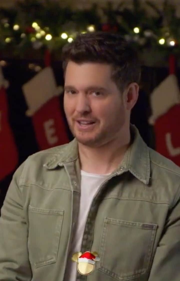 アメリカン・ブロードキャスティング・カンパニーのインスタグラム：「What a spectacular way to start off the #DisneyHolidaySingalong, @michaelbuble! 🎄🎁」
