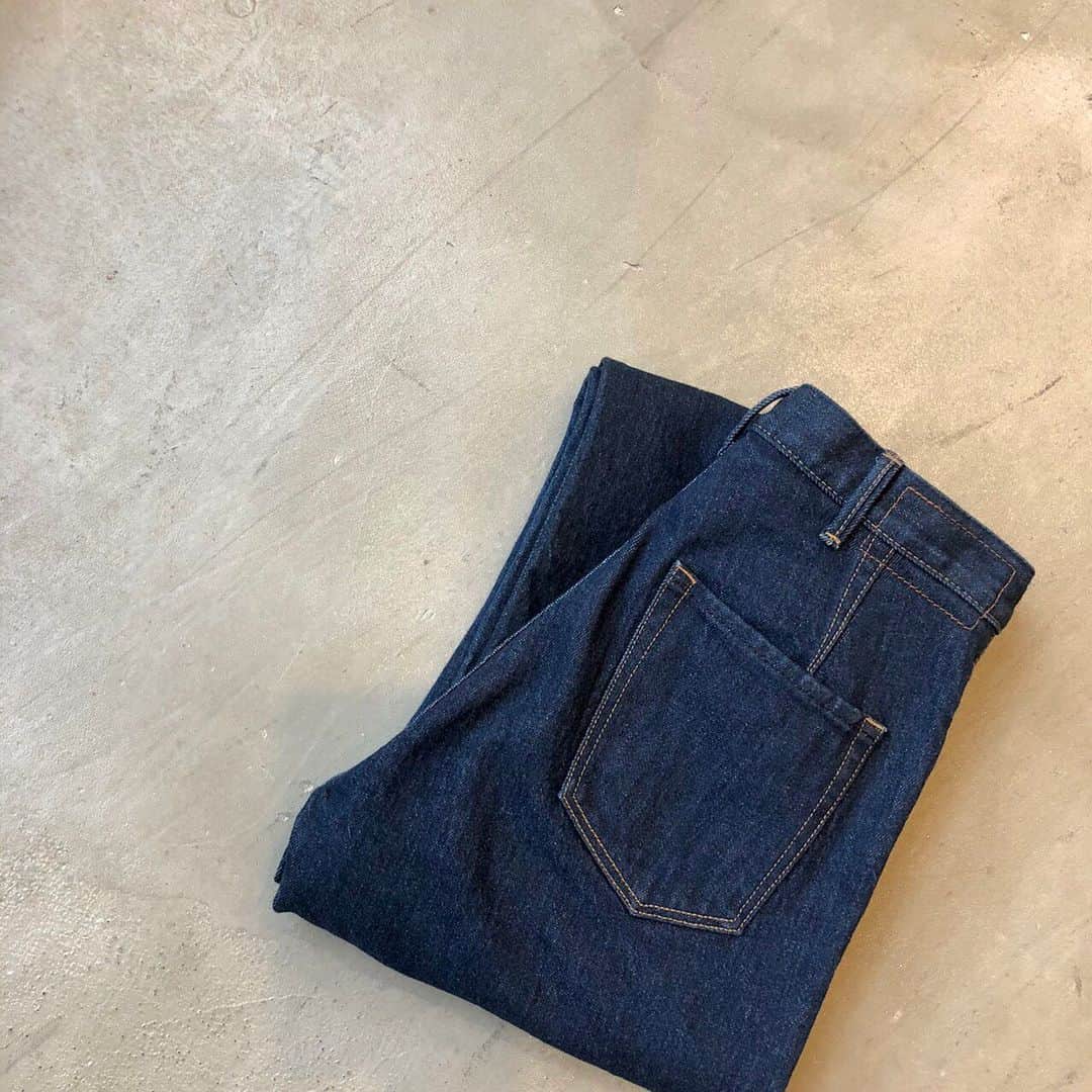 Moname Official Instagramのインスタグラム：「. 濃色のストレートシルエット。 これからの秋冬に使えるカラーです！ 後ろ姿も美尻にみせてくれます✨ . Straight No.41193007 Color. RIN ¥15,000 +tax . #moname #モナーム#デニムコーデ #denim #fashion #ootd #デニム #デニム女子 #パンツ #カジュアルコーデ #シンプルコーデ #着回しコーデ #今日のコーデ#パンツスタイル#着画 #ラフコーデ #ストレート#高見えコーデ #着回し  #パリジェンヌ #パリジャン #大人女子#ストレートデニム #エクリュ#パイソン柄  #美尻#大人かわいい#大人カジュアル」