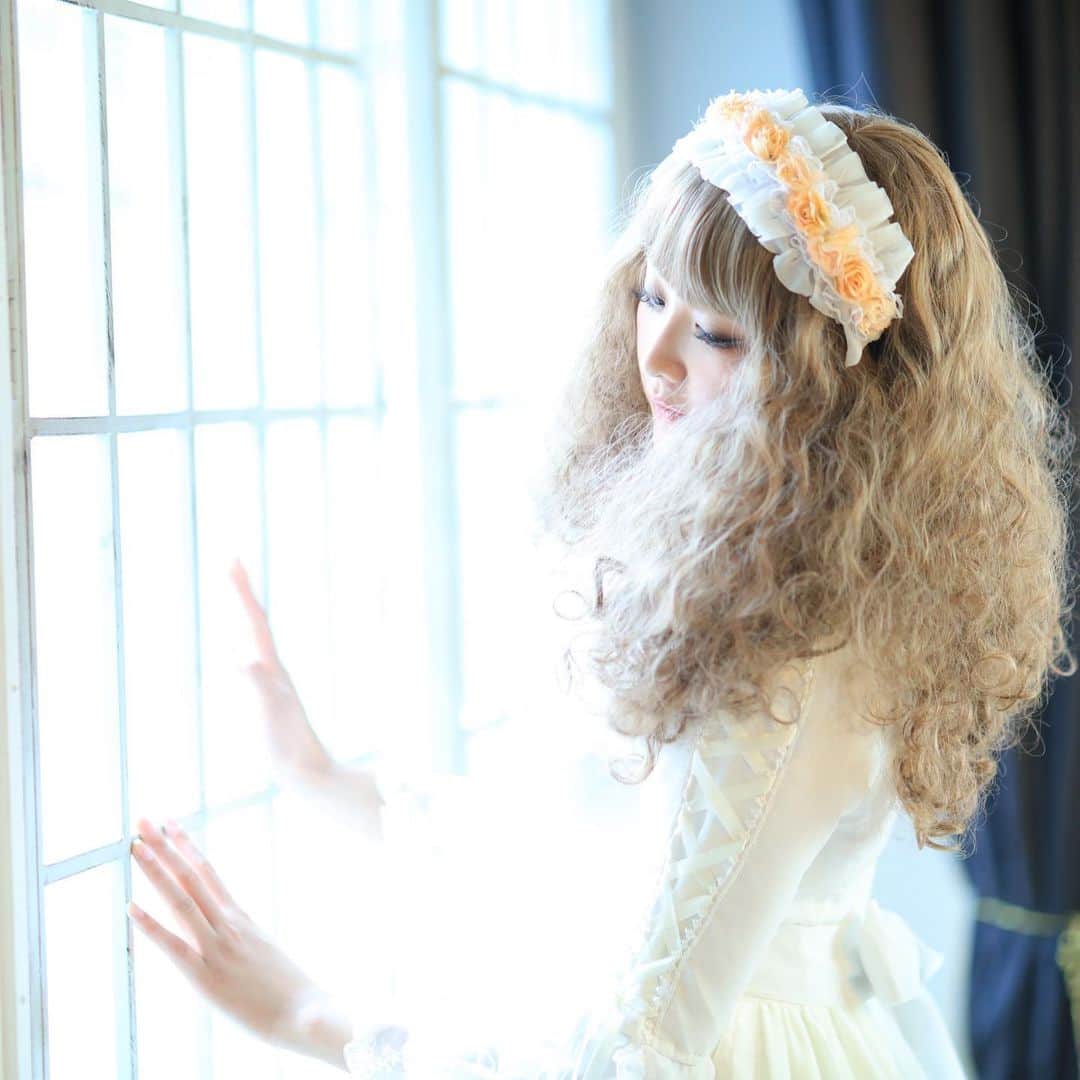 舘林佳史さんのインスタグラム写真 - (舘林佳史Instagram)「窓越しの姫👸  モデル:Mariko  ༚┈❁┈༚༝༝༚┈❁┈༚༝༝༚┈❁┈༚༝༝༚┈❁┈ ༚༝༝༚┈❁┈﻿ ﻿ 誰でも物語の主人公になれる﻿ ﻿ をキャッチコピーにドラマや映画﻿ 物語のワンシーンの様なDramaticStoryPhot﻿ と言う名前で活動作品作りをしています。﻿ ﻿ 大好評のドラマティックフォトのご依頼は﻿ このクオリティーで30000円〜(ほぼ諸経費)﻿ で受け賜わっています)^o^( ﻿ ﻿ 素敵な作品を一緒に作りたい！﻿ コラボレーションしたい 美容師・メイクアップアーティストさん ・服飾デザイナーさんクリエイターさんも随時募集中です✨﻿ ﻿ お姫様になりたい👸物語の主人公になってみませんか^ ^⁉︎﻿ ﻿ たった一枚の写真で人生が変わる‼️﻿ ﻿ ✨作品作り体験モデルに興味がある方 ドラマティックフォト依頼 撮影依頼 体験モデル募集①お名前②地域③年齢④身長⑤LINE ID⑥応募理由やお問い合わせ内容⑦最近の髪型スタイルの分かる写真をDM下さい✨📩﻿ ﻿ モデル宣材撮影 コンポジ Book作り プロフィール撮影 ブライダルフォト記念撮影 衣装レンタル 成人式 着物 ドレスロケーションフォト スチール サロンモデル撮影 写真集等撮影のご依頼何でもお気軽にお問い合わせDM下さい✨📩 ﻿ ﻿ ༚┈❁┈༚༝༝༚┈❁┈༚༝༝༚┈❁┈༚༝༝༚┈❁┈ ༚༝༝༚┈❁┈ ﻿ ﻿#ロリータ#ロリータファッション#姫#窓越し #ファッションモデル#CanonEOSR6 ﻿#canonr6 #ポートレート #女神#宣材 #model#photo#カメラマン#ロケーションフォト#ロケ撮影#カメラマン#photographer#モデル募集#ポートレートモデル募集#スナップ撮影#ポートレートモデル#写真#カメラ﻿ #portrait #portrait_star #jj_allportraits #tv_soul #tv_people #phototag_peop﻿ le #rsa_portraits #portmood」12月1日 10時12分 - tatephotox