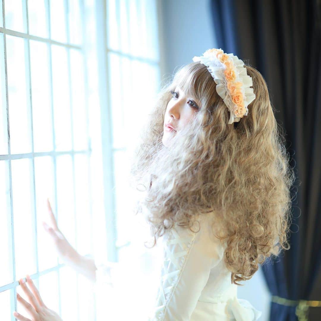 舘林佳史のインスタグラム：「窓越しの姫👸  モデル:Mariko  ༚┈❁┈༚༝༝༚┈❁┈༚༝༝༚┈❁┈༚༝༝༚┈❁┈ ༚༝༝༚┈❁┈﻿ ﻿ 誰でも物語の主人公になれる﻿ ﻿ をキャッチコピーにドラマや映画﻿ 物語のワンシーンの様なDramaticStoryPhot﻿ と言う名前で活動作品作りをしています。﻿ ﻿ 大好評のドラマティックフォトのご依頼は﻿ このクオリティーで30000円〜(ほぼ諸経費)﻿ で受け賜わっています)^o^( ﻿ ﻿ 素敵な作品を一緒に作りたい！﻿ コラボレーションしたい 美容師・メイクアップアーティストさん ・服飾デザイナーさんクリエイターさんも随時募集中です✨﻿ ﻿ お姫様になりたい👸物語の主人公になってみませんか^ ^⁉︎﻿ ﻿ たった一枚の写真で人生が変わる‼️﻿ ﻿ ✨作品作り体験モデルに興味がある方 ドラマティックフォト依頼 撮影依頼 体験モデル募集①お名前②地域③年齢④身長⑤LINE ID⑥応募理由やお問い合わせ内容⑦最近の髪型スタイルの分かる写真をDM下さい✨📩﻿ ﻿ モデル宣材撮影 コンポジ Book作り プロフィール撮影 ブライダルフォト記念撮影 衣装レンタル 成人式 着物 ドレスロケーションフォト スチール サロンモデル撮影 写真集等撮影のご依頼何でもお気軽にお問い合わせDM下さい✨📩 ﻿ ﻿ ༚┈❁┈༚༝༝༚┈❁┈༚༝༝༚┈❁┈༚༝༝༚┈❁┈ ༚༝༝༚┈❁┈ ﻿ ﻿#ロリータ#ロリータファッション#姫#窓越し #ファッションモデル#CanonEOSR6 ﻿#canonr6 #ポートレート #女神#宣材 #model#photo#カメラマン#ロケーションフォト#ロケ撮影#カメラマン#photographer#モデル募集#ポートレートモデル募集#スナップ撮影#ポートレートモデル#写真#カメラ﻿ #portrait #portrait_star #jj_allportraits #tv_soul #tv_people #phototag_peop﻿ le #rsa_portraits #portmood」