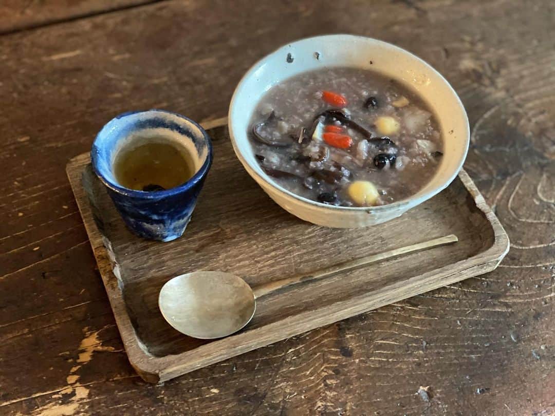 のインスタグラム：「朝の薬膳粥 黒豆、ゆりね、銀杏、キクラゲ、くこの実、干し貝柱、餅米のお粥  身体を潤したいこの時期は餅米がよく、お粥ならさらに潤いアップ✨ #薬膳 #青山有紀」