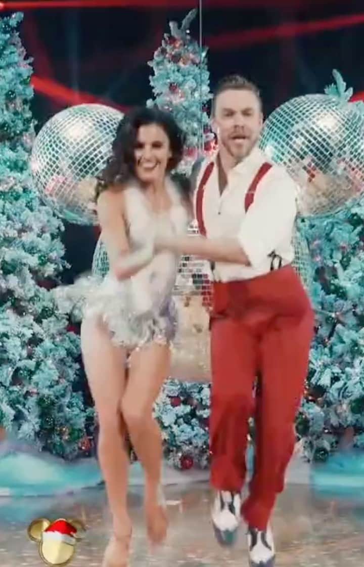 アメリカン・ブロードキャスティング・カンパニーのインスタグラム：「We wish with all our might that this performance will never end! 💫 @derekhough and @hayley.erbert, you just blew us away! 🤩 #DisneyHolidaySingalong」