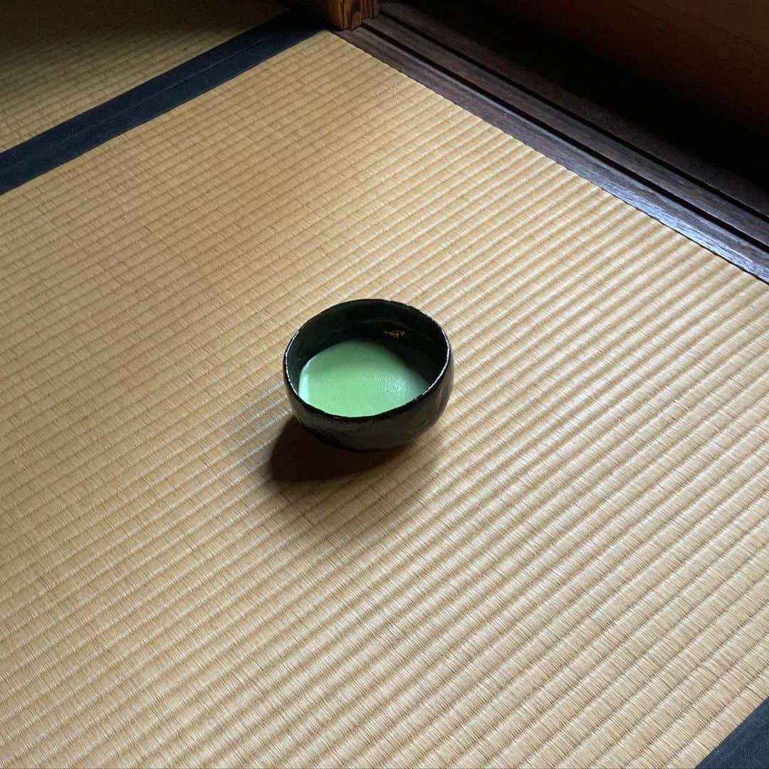 ヒロミチナカノさんのインスタグラム写真 - (ヒロミチナカノInstagram)「本阿弥道八(二代目)の黒の茶碗で薄茶を頂きました。 #池之端江戸千家 #本阿弥道ハ #薄茶」12月1日 10時17分 - hiromichinakano_official