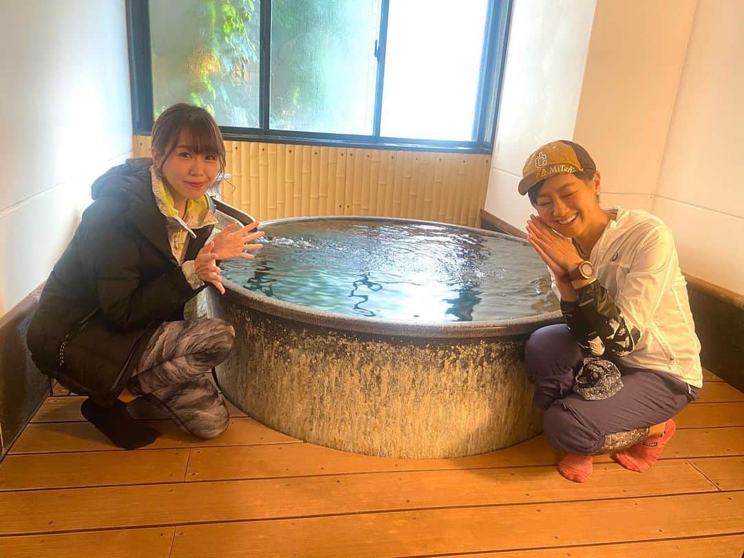 福島和可菜さんのインスタグラム写真 - (福島和可菜Instagram)「朝から…温泉❤️  あっ、お仕事です🥰（笑）  #with #サンミュージック #シンガーソングライター #立石純子　ちゃん @junkokokotateishi  #シンガー #歌 #お風呂 #温泉 #セクシーショット ではなく #スポーティー #笑 #お湯 #癒し #ロケ #いい湯 #だな #あははん #♨️ #🥰 #🚿」12月1日 10時18分 - fukushimawakana