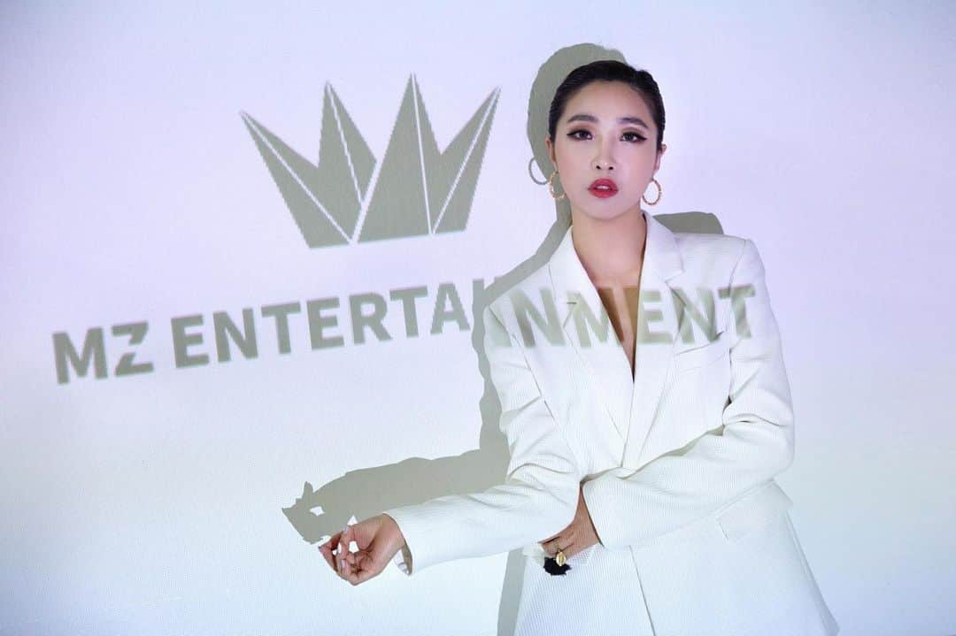 コン・ミンジさんのインスタグラム写真 - (コン・ミンジInstagram)「MZ🤍👑 @mz.ent.official」12月1日 10時18分 - _minzy_mz