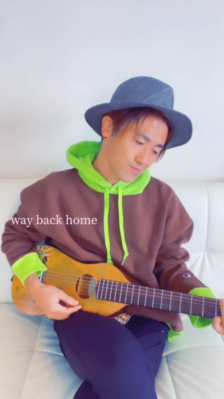 ナオト・インティライミのインスタグラム：「昔から好きな曲の日本語ver.。思わず最後、口笛でアウトロｗ #waybackhome#shaun#時計の針を巻き戻すように#숀#弾き語り #口笛#エモい#カバー#2020振り返り#fyp#ナオトインティライミ #Naoto」