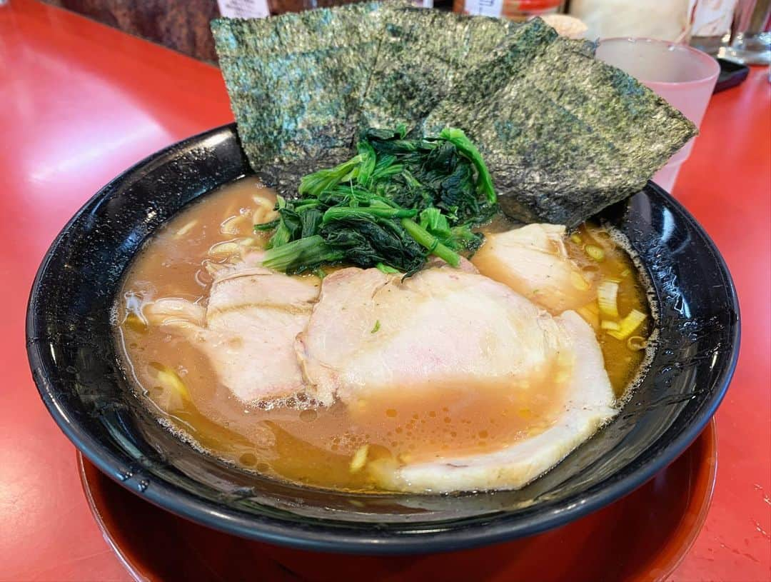 SUSURUさんのインスタグラム写真 - (SUSURUInstagram)「元吉村家直系の本格家系ラーメン店へ再訪！ ギリリと強めに効いた醤油味にスモーキーな風味のチャーシューは横浜方面に来た〜と思わせてくれるうまいやつ🍥 たまごまぶしご飯もスープと合わせて最高に美味でした🍚 環2家うめえ‥！ #susuru_tv #1755日目 #環2家 #下永谷 #横浜市 #神奈川 #チャーシューメン #たまごまぶしご飯 #うまい  #ラーメン #らーめん #ramen #ラーメン部 #ramennoodles #毎日ラーメン生活 #麺スタグラム #japaneseramen #japanramen #foodstagram #foodie #noodles #instanoodle #instaramen #instafood #susururecommended #家系ラーメン #チャーシューメン #横浜ラーメン」12月1日 10時28分 - susuru_tv