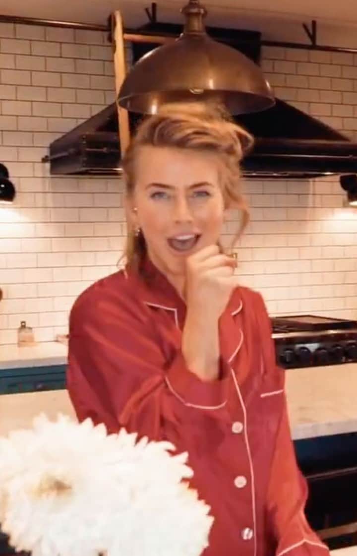 アメリカン・ブロードキャスティング・カンパニーのインスタグラム：「🎶 We are forever dancing and singing along to this tune, @juleshough 🎶 #DisneyHolidaySingalong」